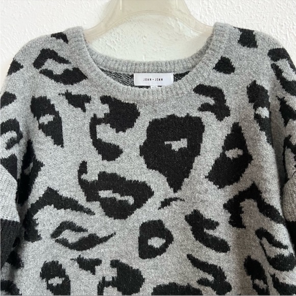 John + Jenn gray leopard crew neck sweater - Picture 2 of 7